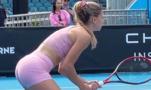 FOTO Talijanka napustila tenis, navukla tangice i postala model