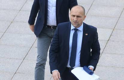 'Vojnik ne može imati dugu kosu, vojni rok nije ekskurzija'