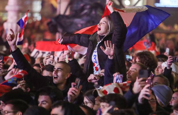 Prava ludnica vlada na Jelačićevom trgu, Vatreni krenuli prema Trgu