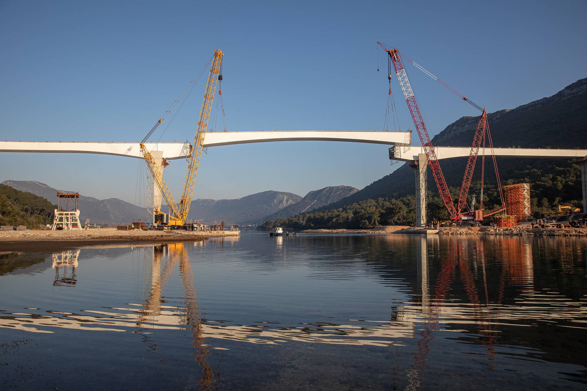 Uspješno postavljen posljednji segment mosta Ston u Brocama