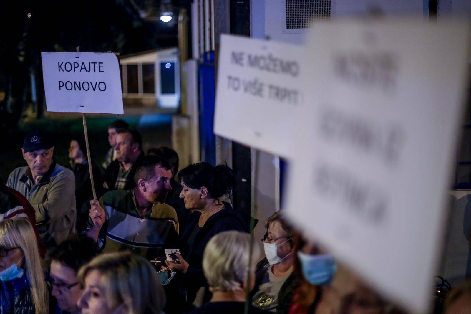 Zagreb: Stanovnici Botinca prosvjedovali zbog smrada iz kanalizacije