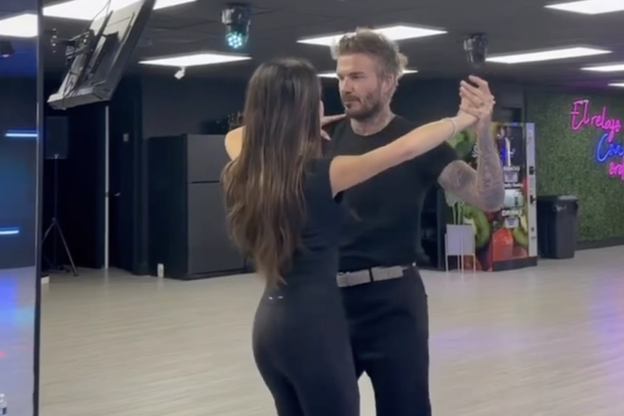 Victoria i David Beckham plešu salsu