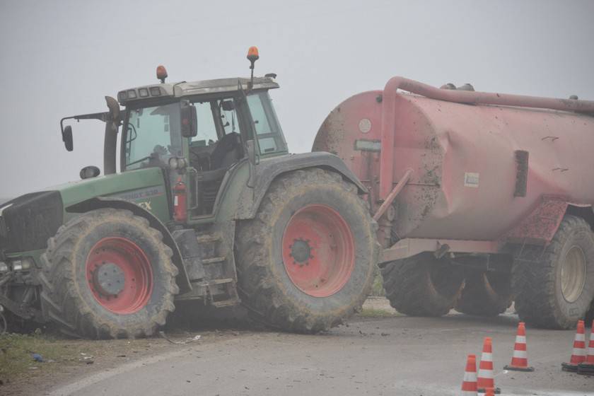 Dvoje ljudi ozlijeđeno u sudaru dva auta i traktora u Križevcima