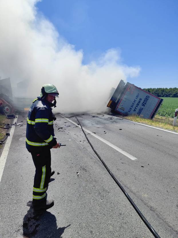 Strašne scene s mjesta sudara: Kamion u kanalu, jedan mrtav. Helikopter ide po ozlijeđenog...