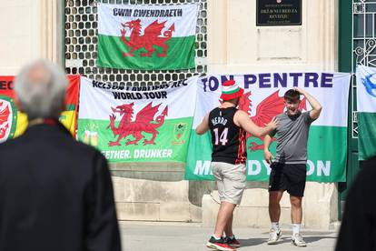 Split: Interventna policija krenula u skidanje navijačkih zastava Walesa s pročelja zgrade na Rivi