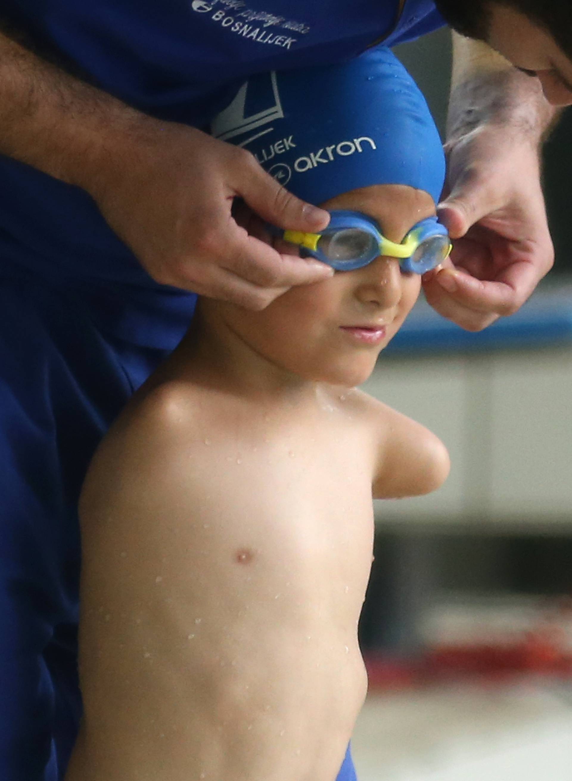 Dječak bez ruku osvojio zlatnu medalju: 'Njemu je bazen sve'