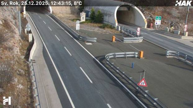 FOTO Pogledajte kakvo je stanje na cestama u Hrvatskoj: Snijeg u Lici, sunce 'provirilo' na jugu