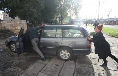 Helena Minić zasukala rukave: Pomogla gurati pokvareni auto
