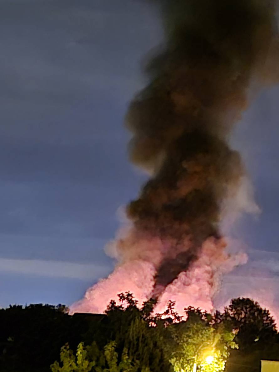 Galerija snimki i fotografija: Ovako je gorjelo na Jakuševcu! Vatru je gasilo 19 vatrogasaca