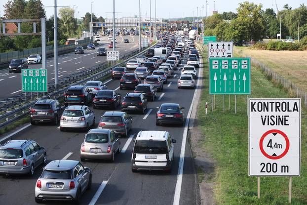 Zagreb: Gužve na naplatnim kućicama u Lučkom prema moru