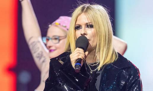 Utrčala na pozornicu golih grudi dok je Avril Lavigne pričala pa joj pjevačica ljutito odgovorila