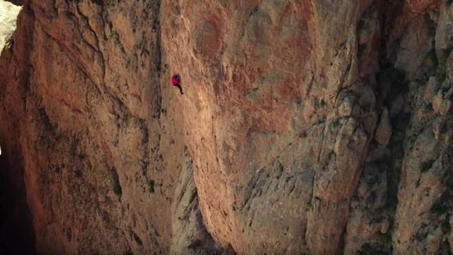 Snimka koja oduzima dah: Bez opreme se popeo na vrh stijene