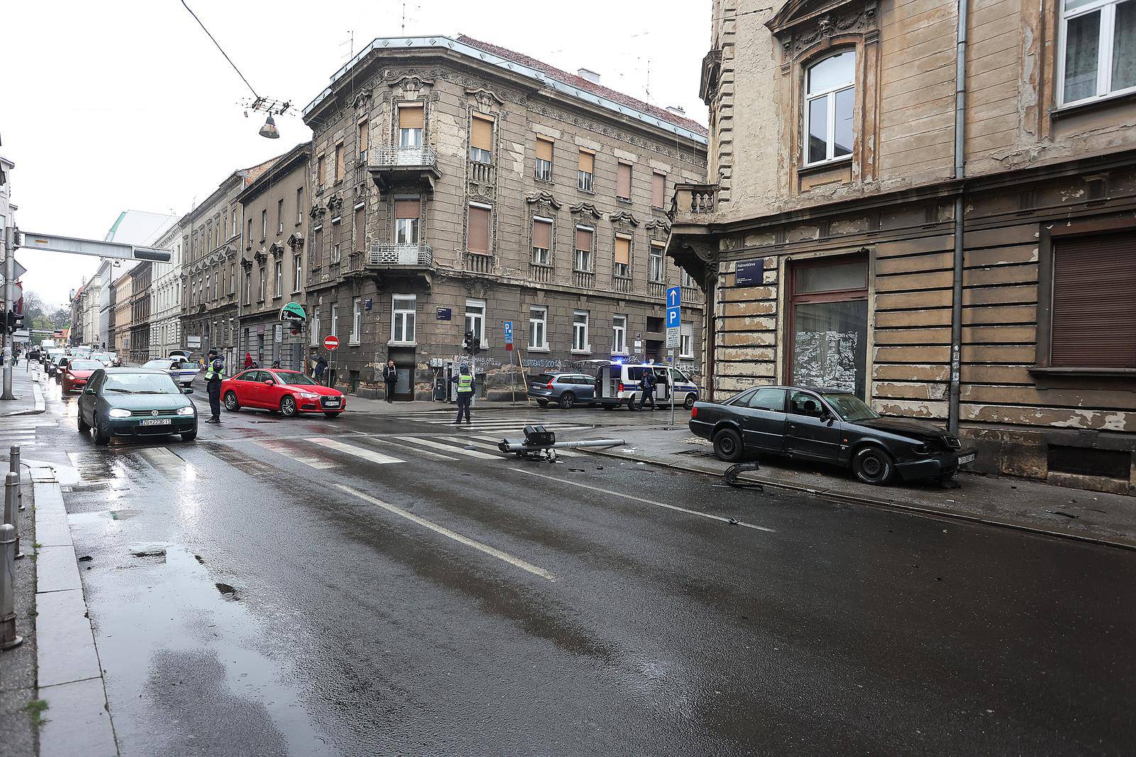 Zagreb: Sudar dva automobila na križanju Đorđićeve i Palmotićeve