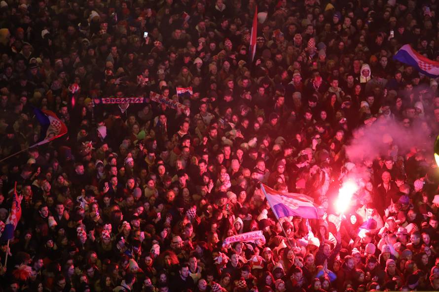 Prava ludnica vlada na Jelačićevom trgu, Vatreni krenuli prema Trgu