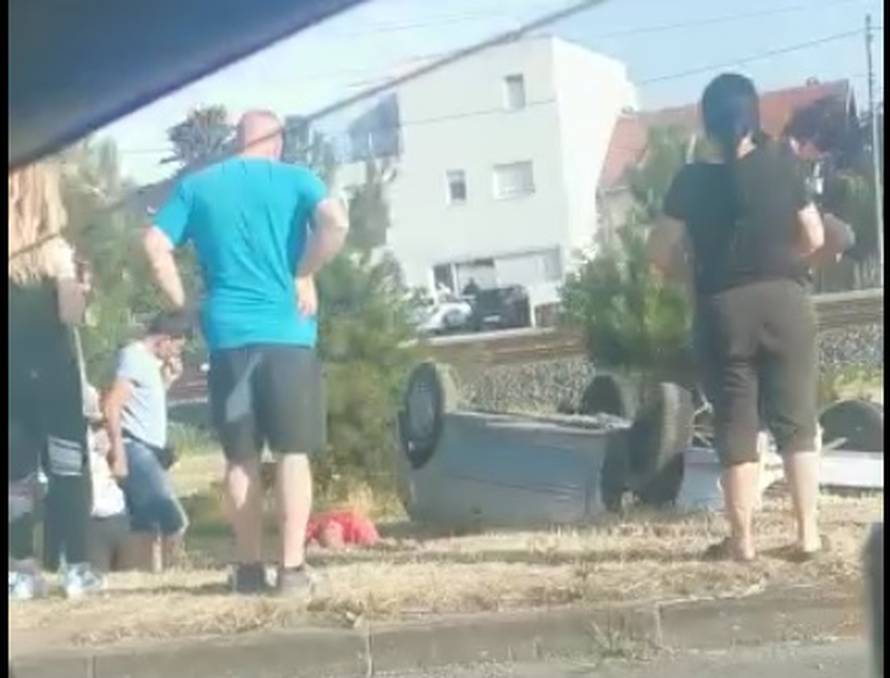 Auto završio na krovu: 'Čuo sam škripu, udario je u rubnik'