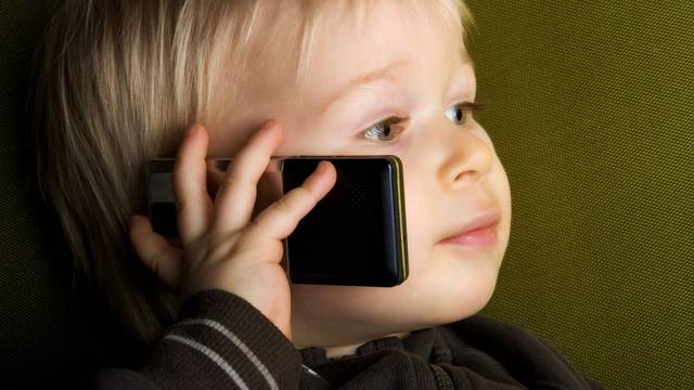 Psiholozi upozoravaju: Djeca su previše vremena pred ekranima