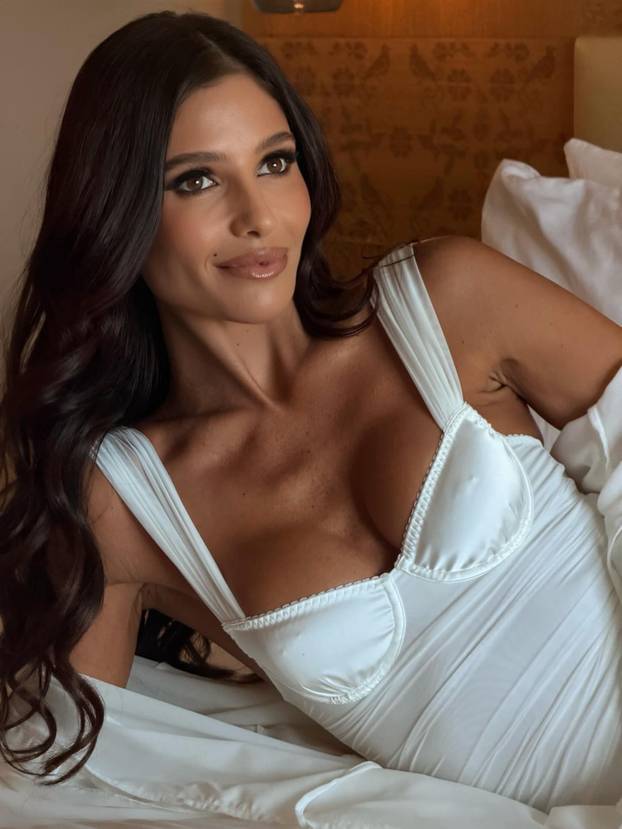 FOTO Gola mladenka: Ovo je 'vjenčanica' zbog koje su svi 'zinuli', a internet eksplodirao