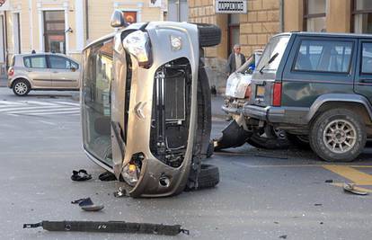 Sudarila se dva auta u centru Siska, lakše ozlijeđena žena