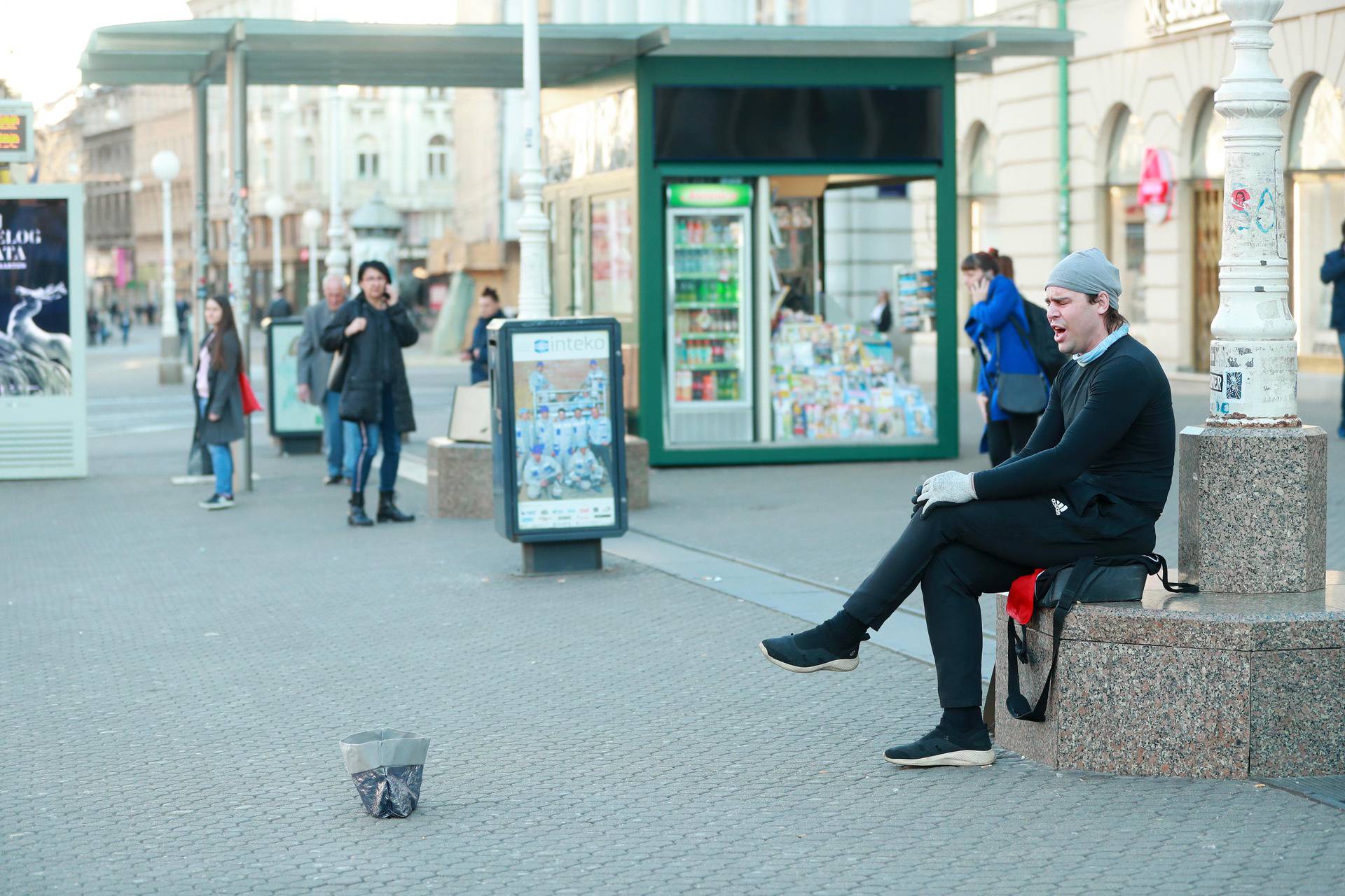 Zagreb: Roman Brnada na polupraznom trgu pjevao duhovne pjesme