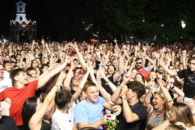 Bjelovar: Mladenci sa svadbe došli na koncert Dubioze i zaplesali s njima na pozornici
