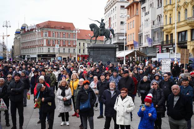 Zagreb, Prosvjed umirovljenika protiv siromaštva, korupcije i kriminala na glavnom gradskom Trgu
