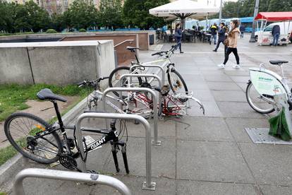 Zagreb: Uništeni bicikli zaključani kod Glavnog kolodvora
