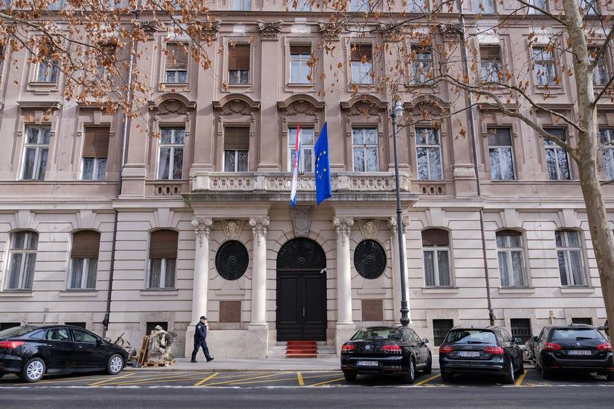 Zagreb: Statue i ukrasi uklonjeni s zgrade Ministarstva vanjskih poslova na Zrinjevcu