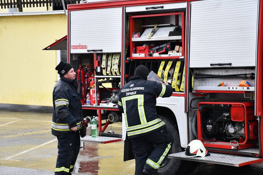 FOTO Gorjelo krovište sale za vjenčanje u Kutjevu, požar gasilo 26 vatrogasaca...