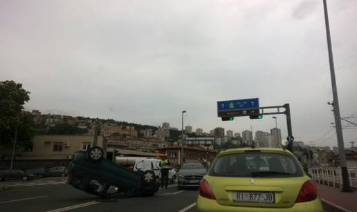 Kamion odbacio Mercedes na auto kojeg je prevrnuo na krov