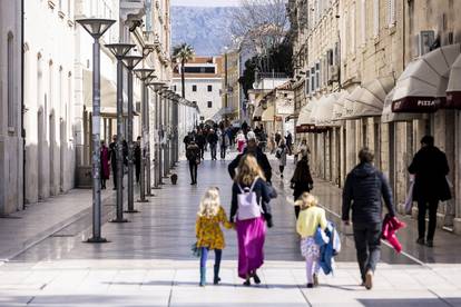 Turisti u šetnji splitskim ulicama na Uskrs