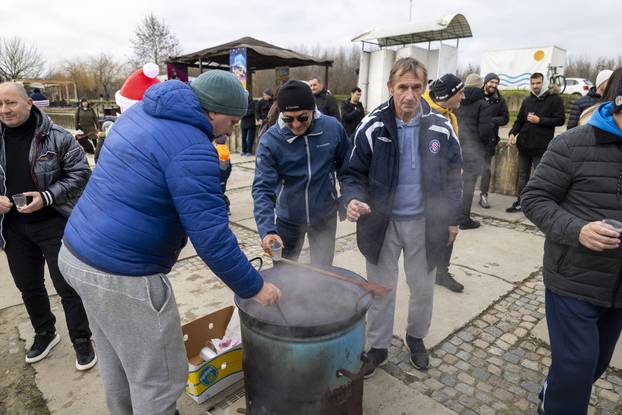 Osijek: Tradicionalno kupanje i picigin u rijeci Dravi