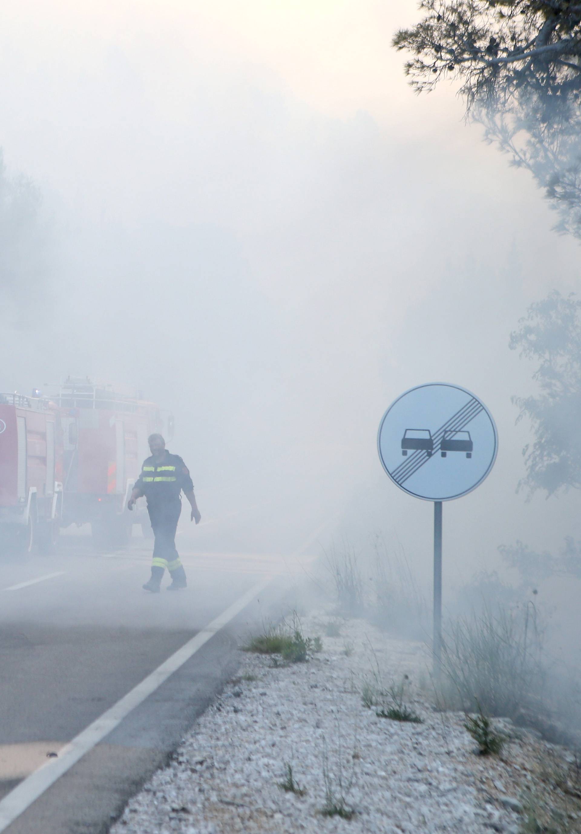 Kanader pomaže u gašenju, u Makarsku stiže i 150 vojnika