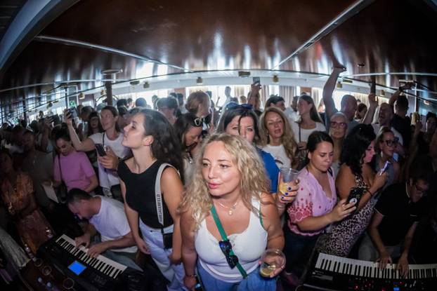 Split: Atmosfera na trajektu koji vozi na koncert Trag u beskraju