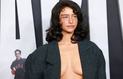 Zaboravila je grudnjak, ali i top! Glumica je samo u sakou prošetala crvenim tepihom