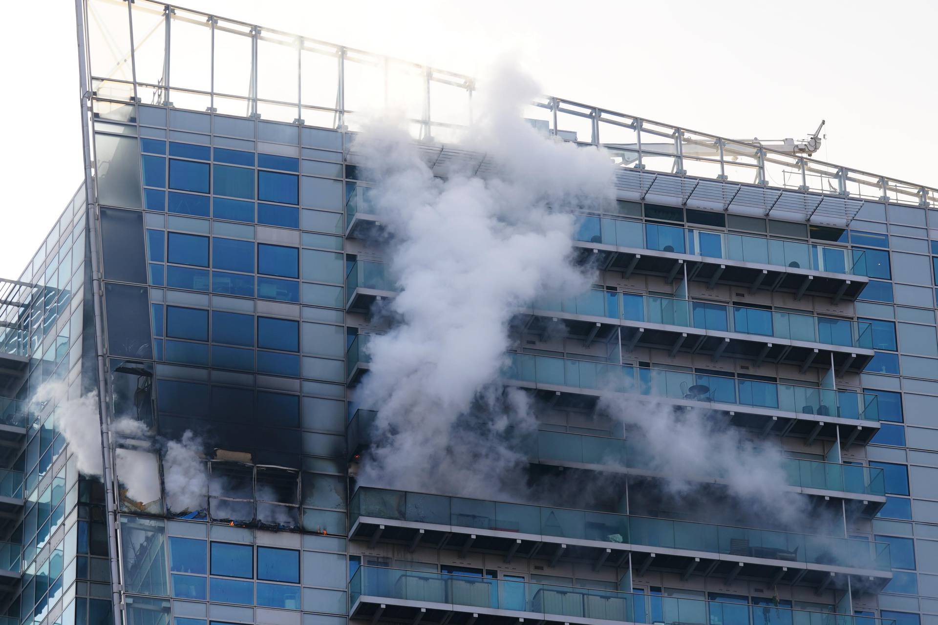 Evakuirali neboder, buktinju u Londonu gasi 125 vatrogasaca