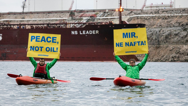 Aktivisti Greenpeacea došli s porukom ispred LNG terminala u Omišlju: Mir, ne nafta!
