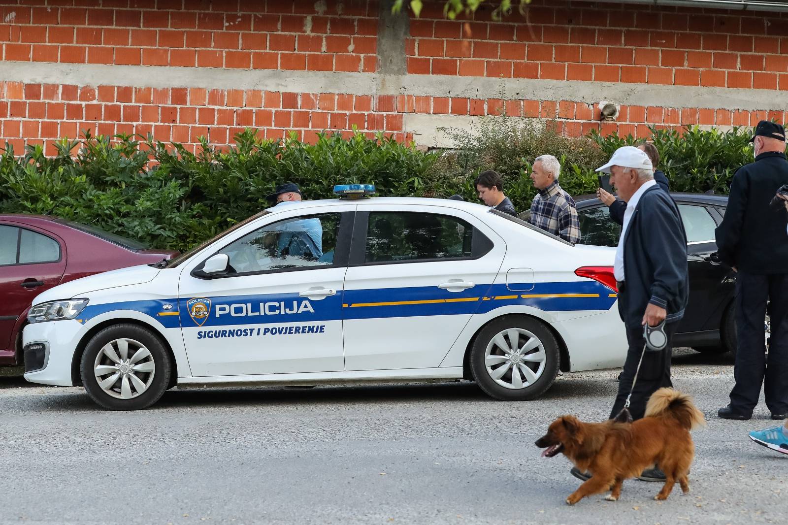 Jedna osoba privedena je ispred škole u Krapinskim Toplicama