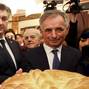 Zagreb: Plenković na prijemu Srpskog narodnog vijeća u kruhu pronašao zlatni novčić