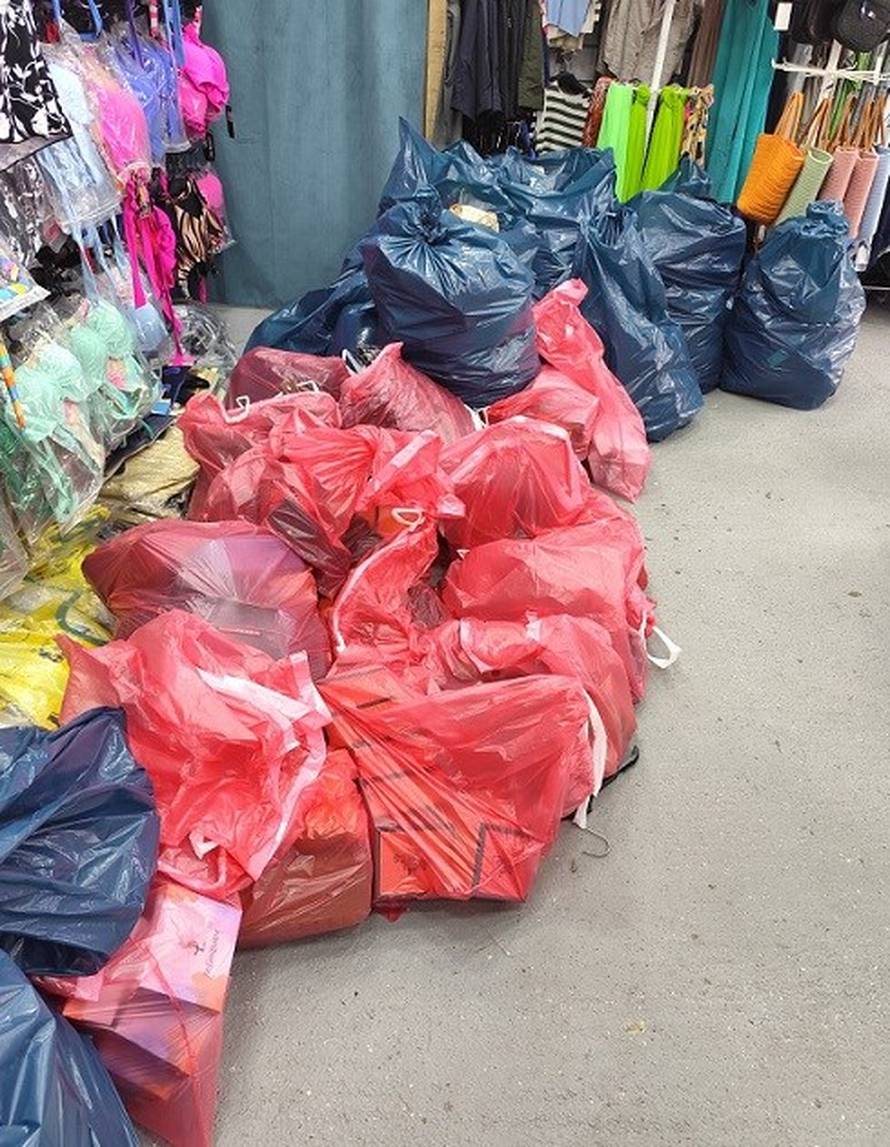 Armani, Hermes, Prada, Real. Carinici u akciji. Pogledajte što su sve zaplijenili na obali