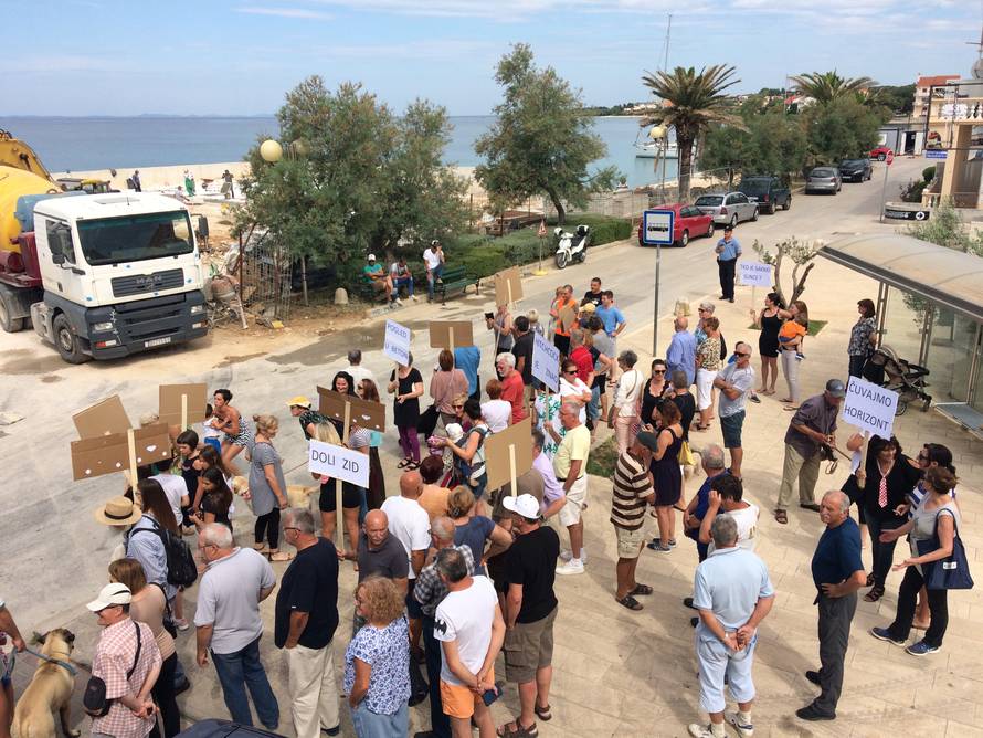 Prosvjeduju jer su im zaklonili zidom najljepši zalazak sunca