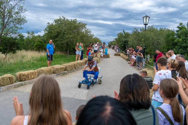 Senj: Održana 1. Senjska maškarana utrka 'Gravity race Senj 2025' podno tvrđave Nehaj