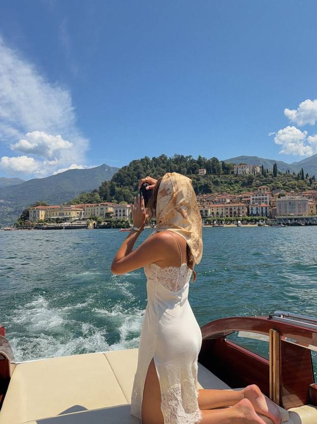 FOTO Ashlee ne prestaje privlačiti poglede: Radi za hit brend bikinija i pokazuje obline
