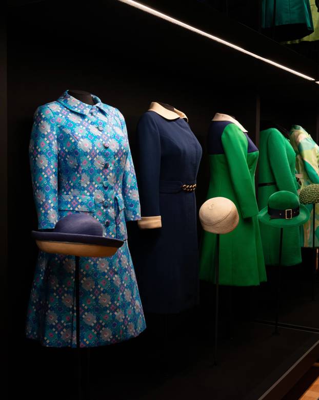 FOTO Bila je prepoznatljiva u jarkim bojama: Izložene su najljepše haljine Elizabete II.