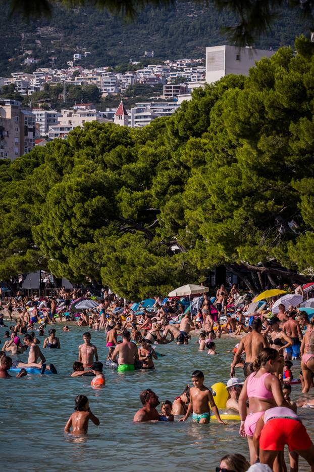 Makarska:  Gužva na glavnoj plaži u Makarskoj