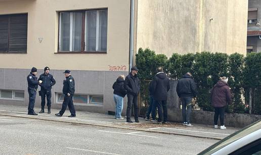 FOTO Otu&zcaron;an skup desni&ccaron;ara: Keleminec pu&scaron;ta Thompsona, netko ih je ga&dstrok;ao jajima