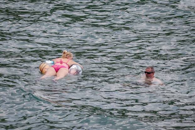 Zadar: Velik broj kupača na plaži Kolovare