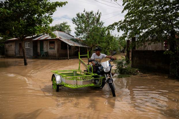 Flood in Nueva Ecija, Philippines amid super typhoon Man-yi