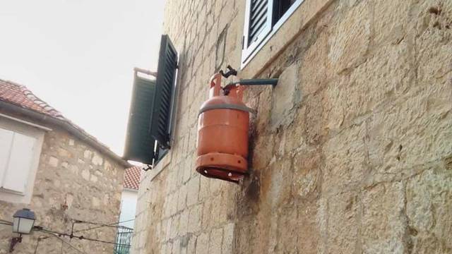 Bračanin okačio plinsku bocu na zid kuće: 'Valjda neće pasti'