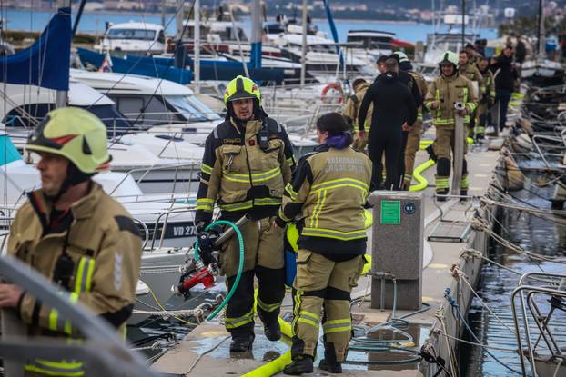 Split: Požar u lučici Špinut
