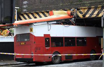 Velika Britanija: Autobus pun djece zapeo za most